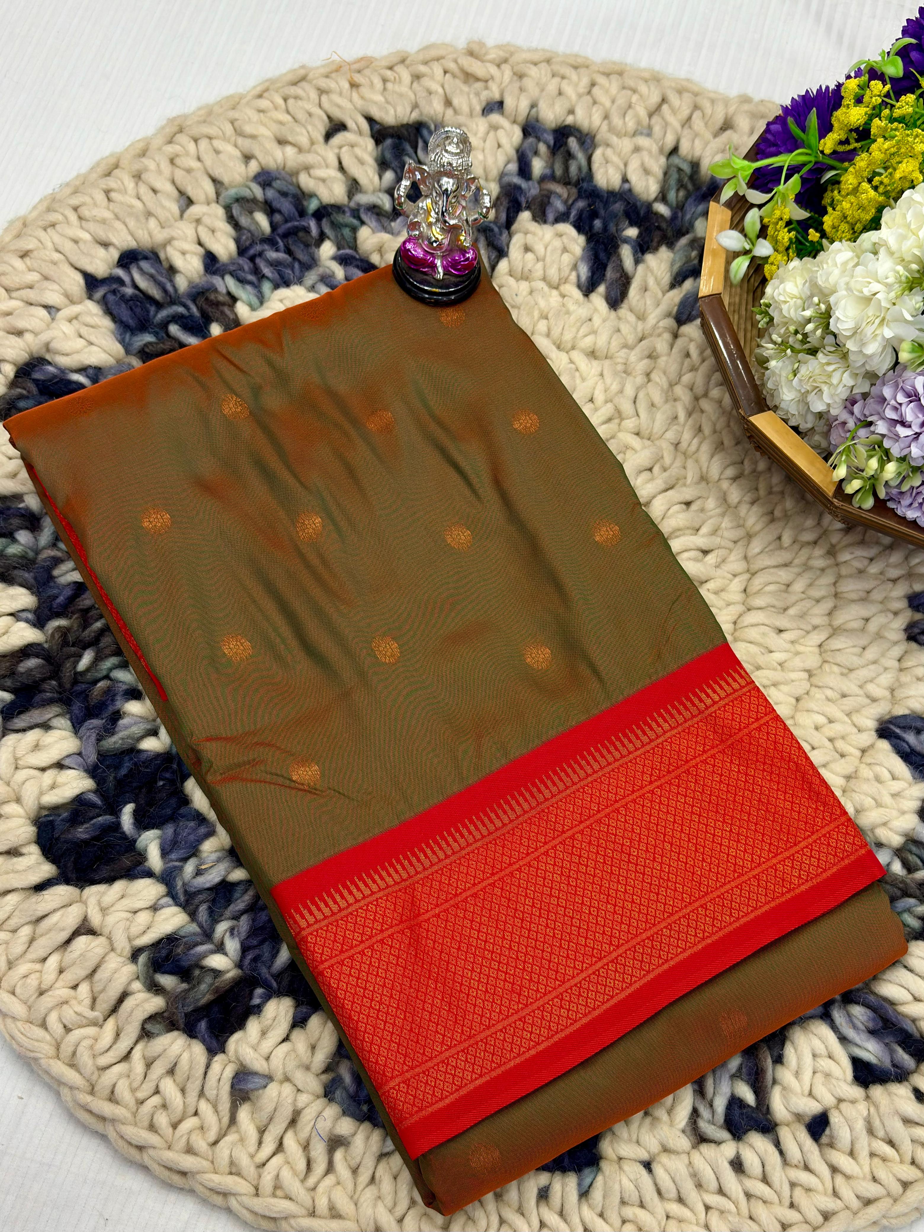 Shop Shloka Kalanjali Paithani Saree in Katan Silk with all-over zari butti, dual side border, and blouse piece. Perfect for weddings & festive wear.