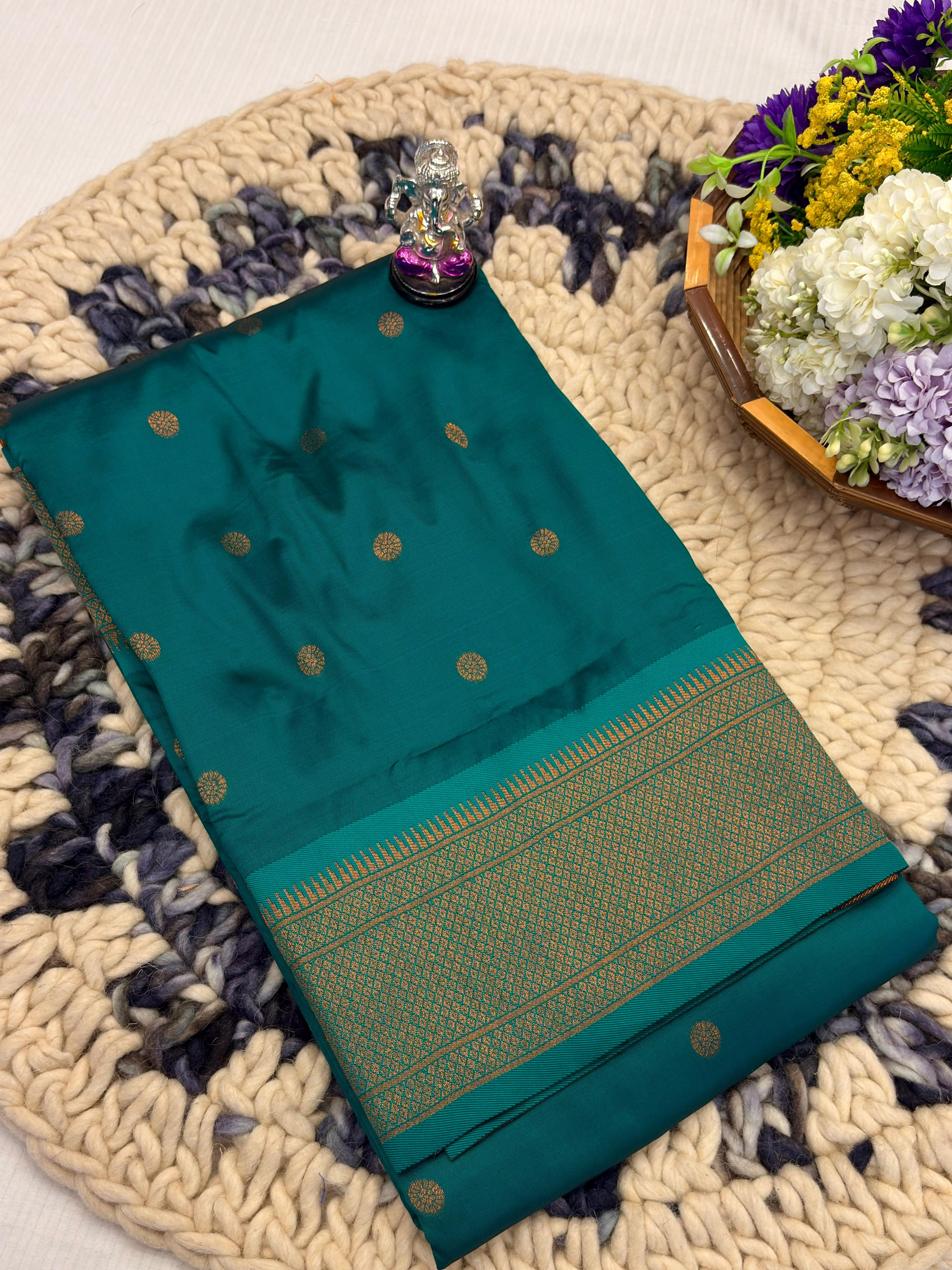 Shop Shloka Kalanjali Paithani Saree in Katan Silk with all-over zari butti, dual side border, and blouse piece. Perfect for weddings & festive wear.