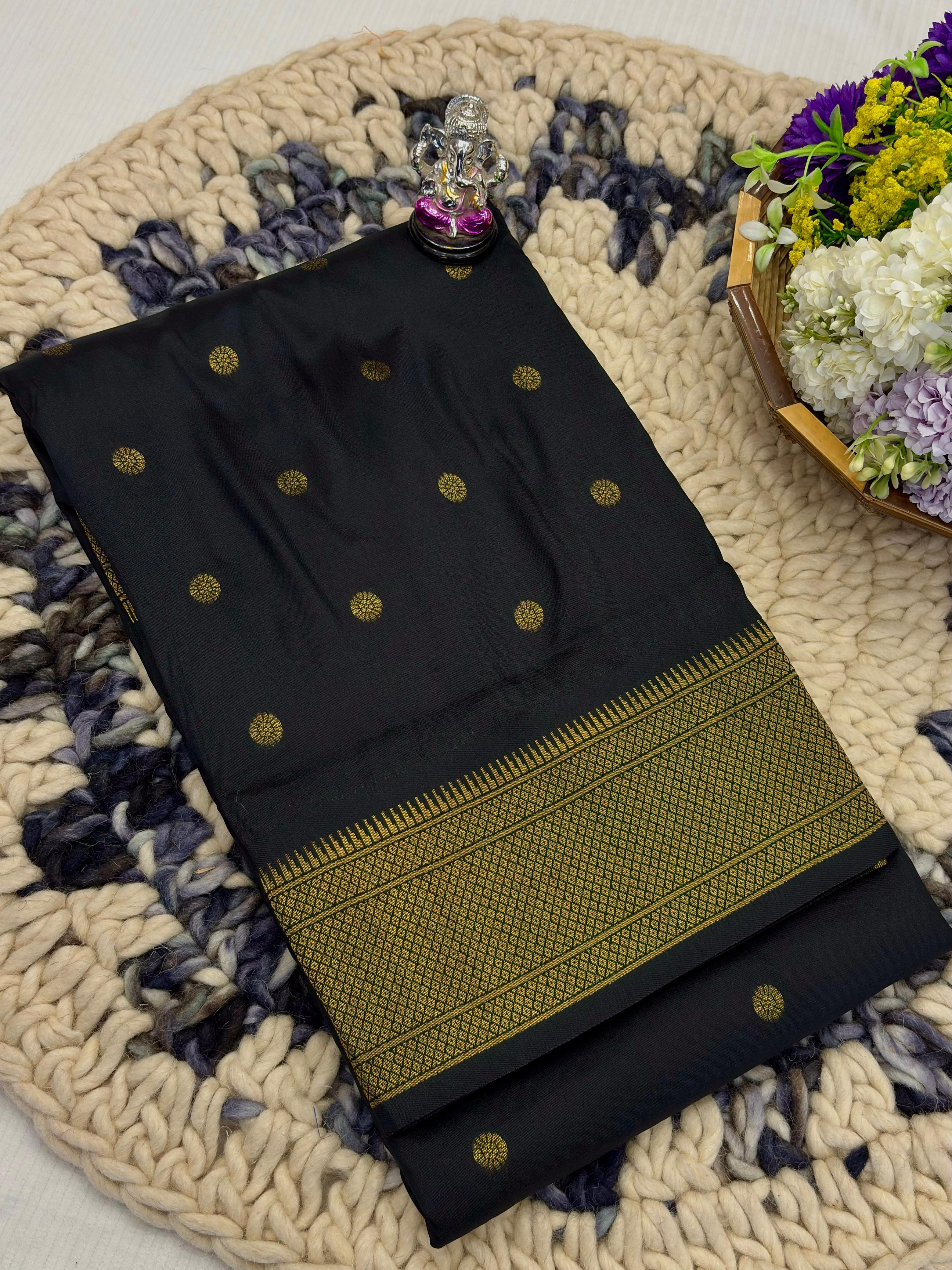 Shop Shloka Kalanjali Paithani Saree in Katan Silk with all-over zari butti, dual side border, and blouse piece. Perfect for weddings & festive wear.