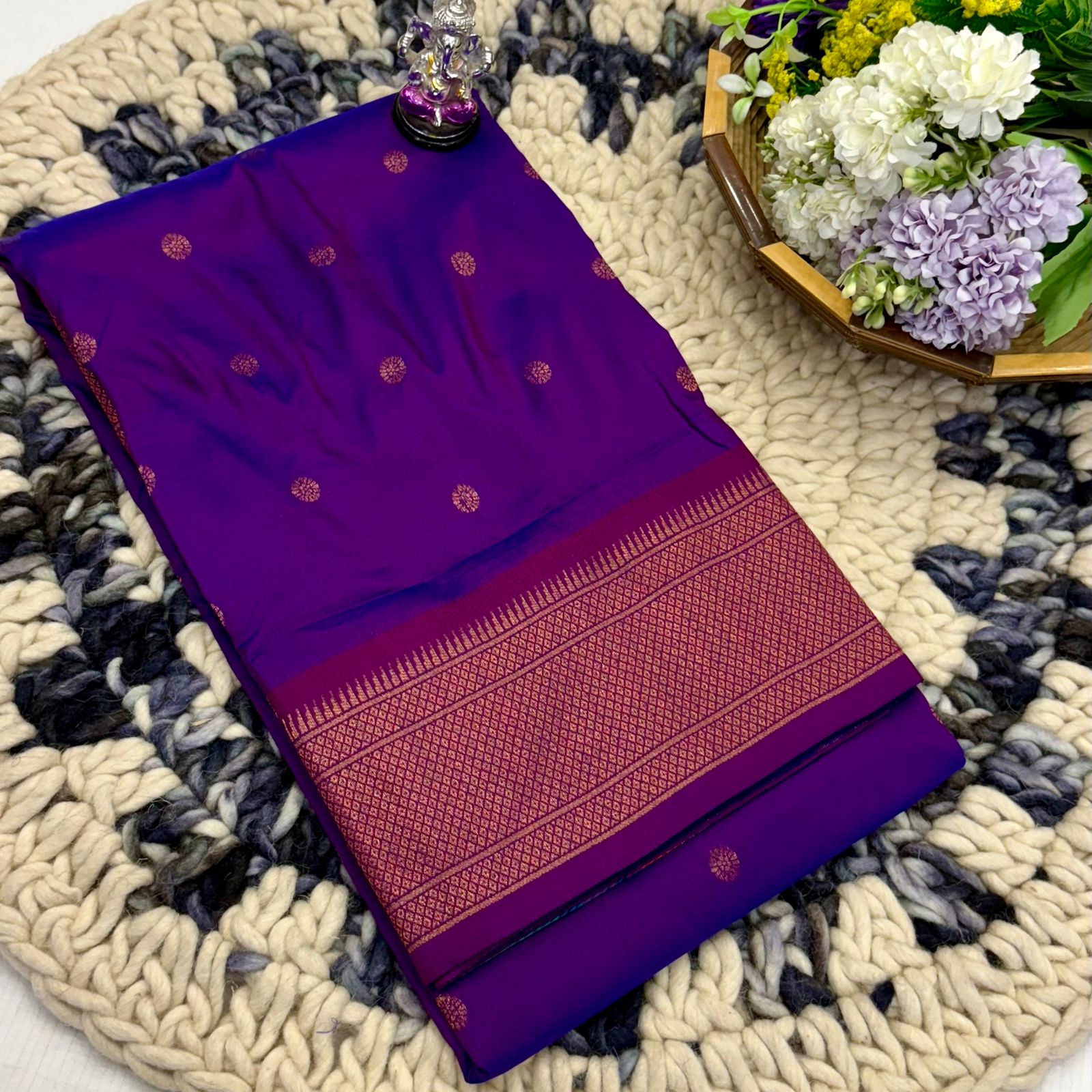 Shop Shloka Kalanjali Paithani Saree in Katan Silk with all-over zari butti, dual side border, and blouse piece. Perfect for weddings & festive wear.
