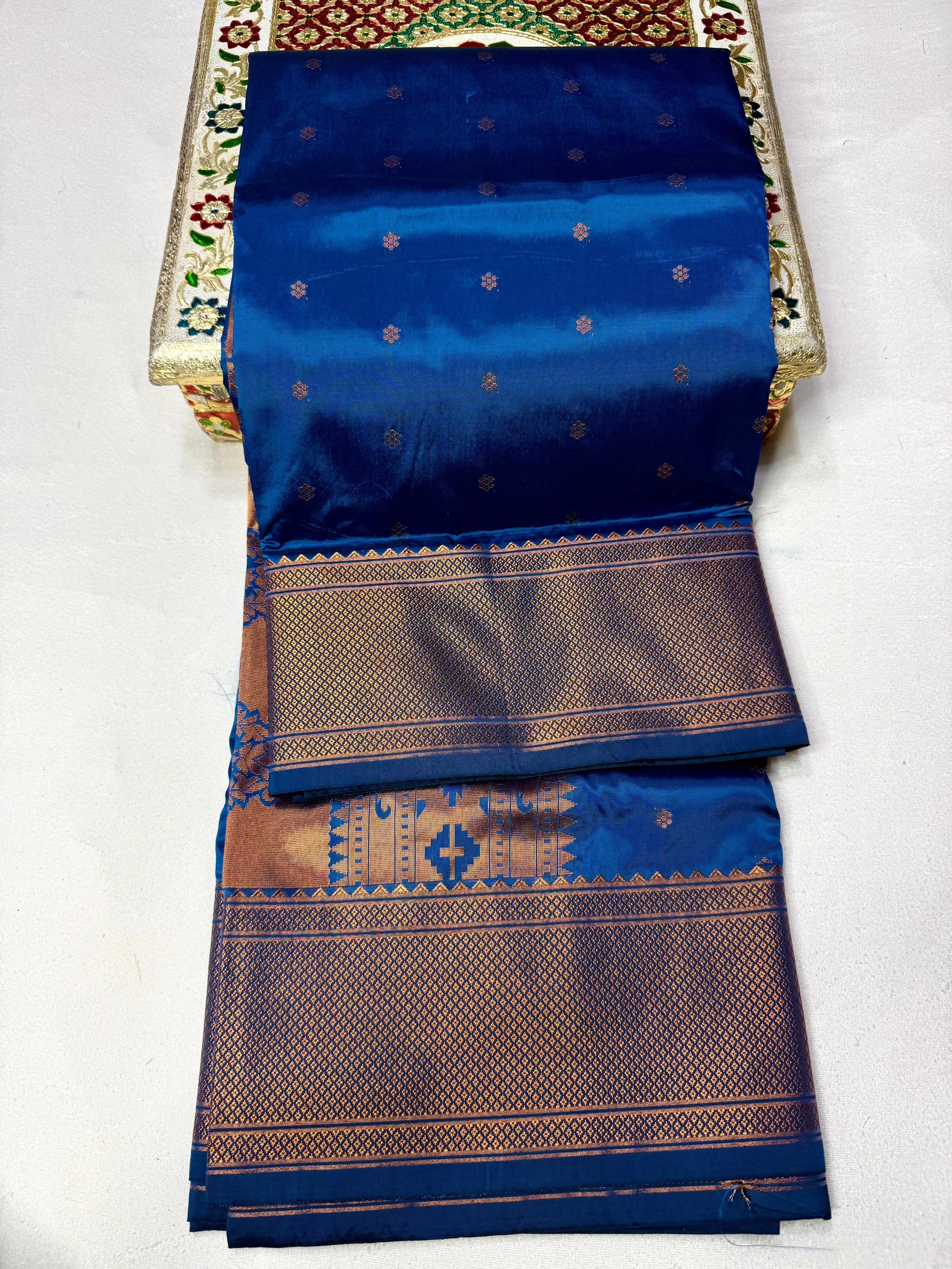 Traditional Tana Silk Kalanjali Paithani with rich Maharani pallu, crafted in premium pure soft silk. Featuring all-over Karnfuli butti, classic traditional border, and running blouse piece. A viral trending Paithani saree perfect for weddings, festivals, and special occasions.