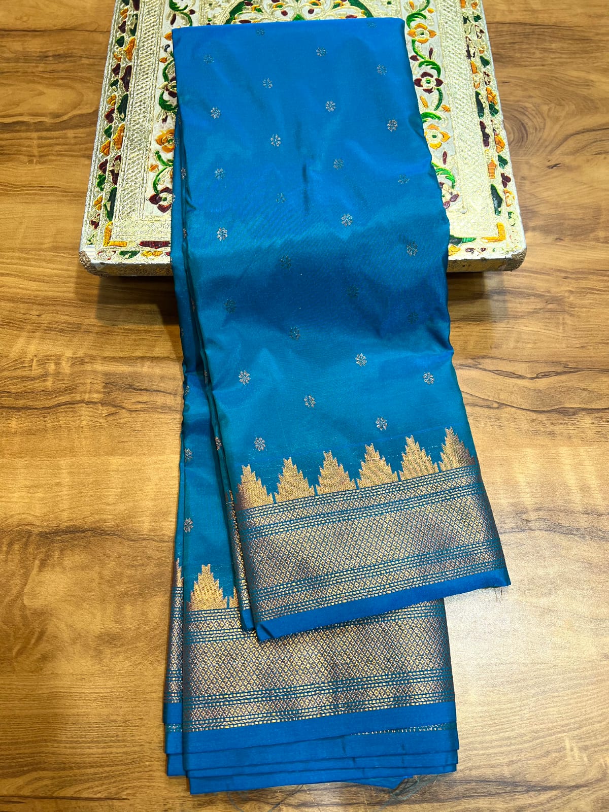  A heritage masterpiece – the Kalanjali Paithani Saree that blends vibrant colors, rich silk, and traditional artistry.