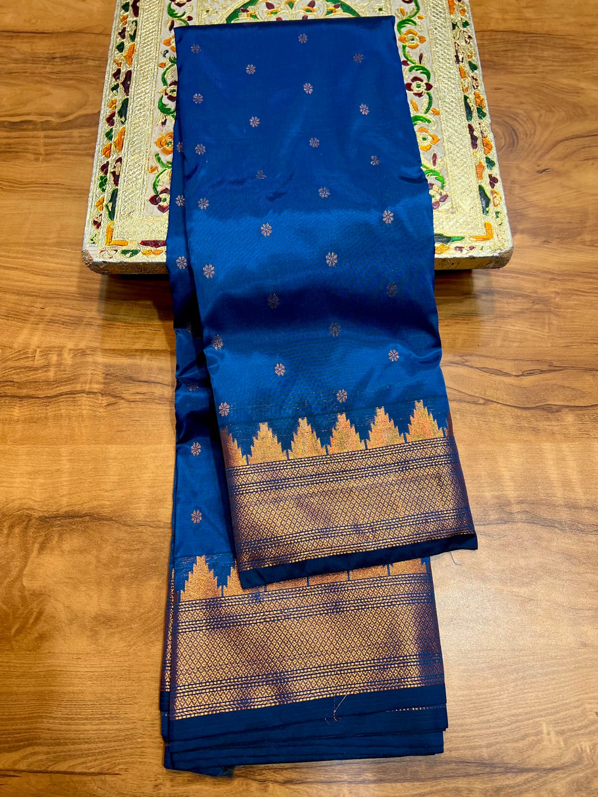  A heritage masterpiece – the Kalanjali Paithani Saree that blends vibrant colors, rich silk, and traditional artistry.