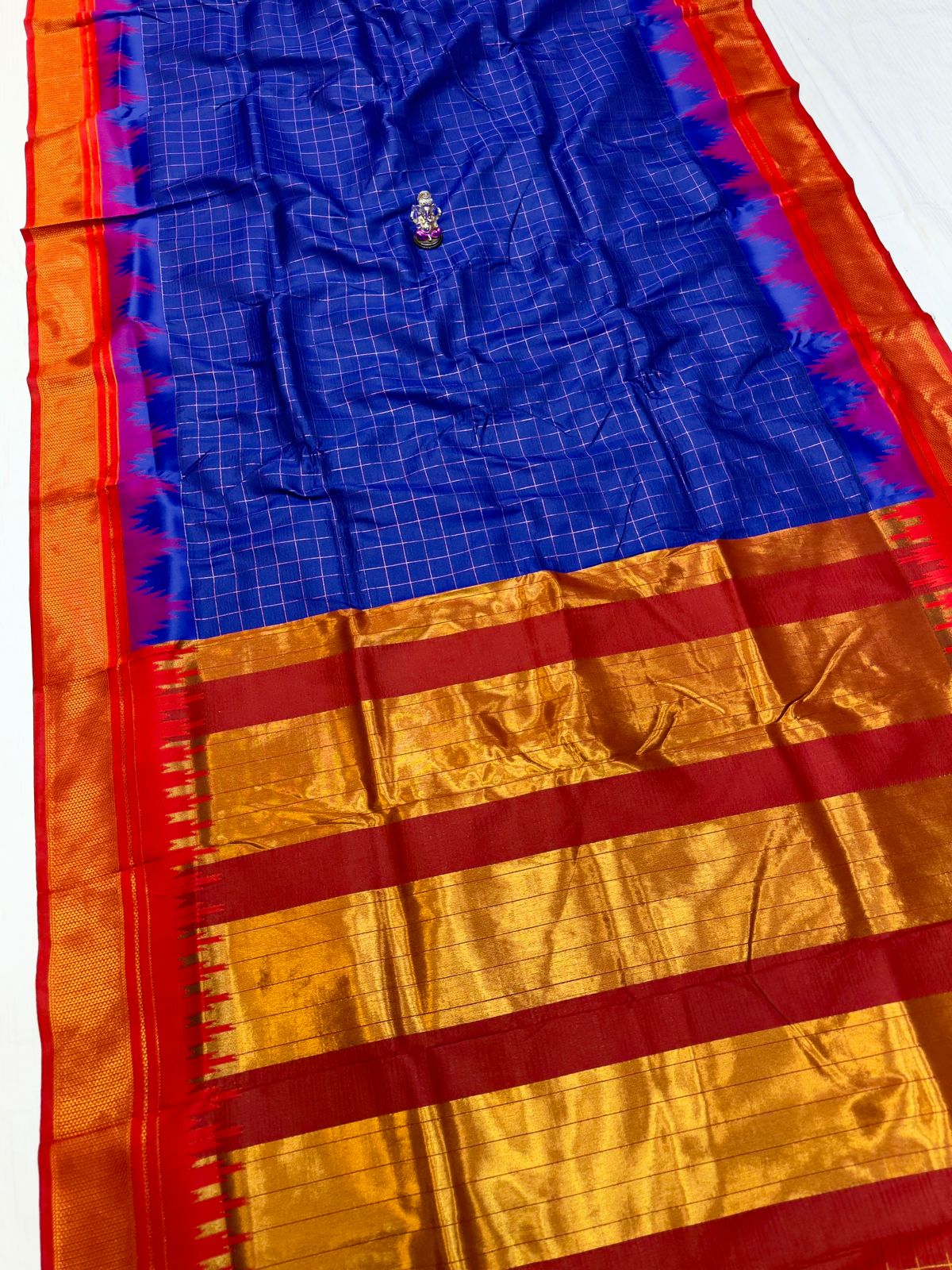 New Design Launching Shop the elegant Neha Checks Irkal Paithani Saree, crafted from premium Katan silk that feels like pure silk. Designed with all-over classic checks and paired with an exclusive contrast blouse, this saree is perfect for festive wear, weddings, and special occasions. Experience tradition with a modern touch.