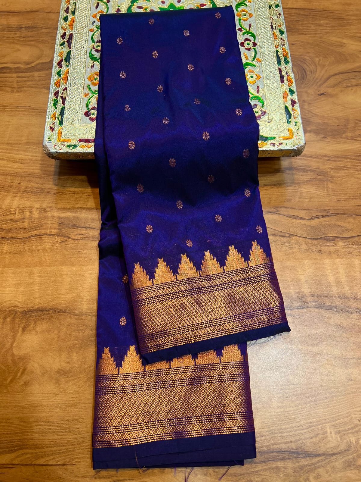  A heritage masterpiece – the Kalanjali Paithani Saree that blends vibrant colors, rich silk, and traditional artistry.