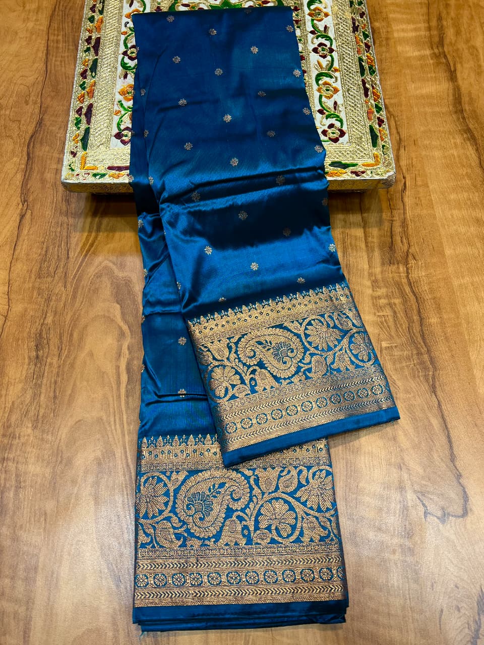 A symbol of heritage and artistry from Maharashtra, India, this saree is designed to make you shine on every special occasion.