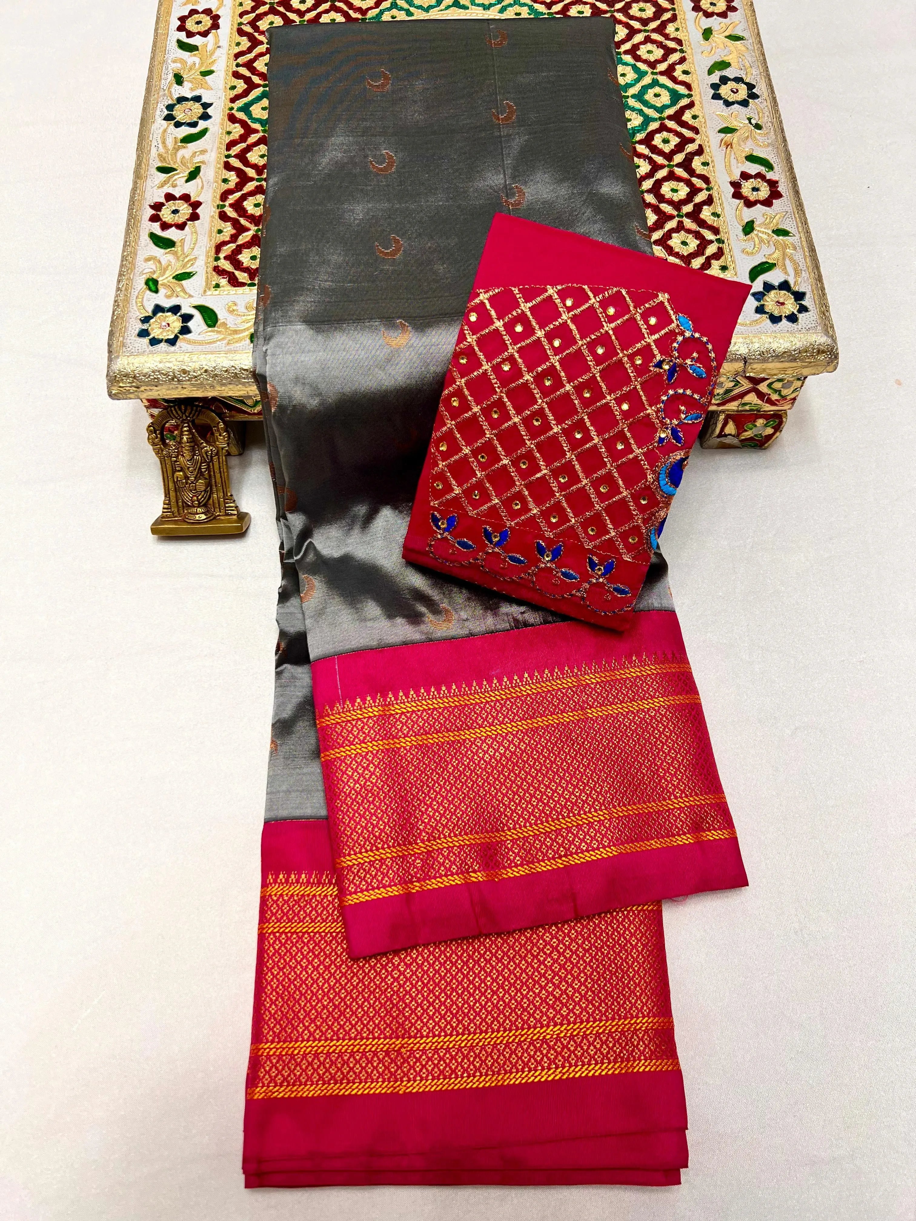 Discover elegance with the latest Sonalee Kadiyal Paithani Saree crafted in premium pure tana soft silk with rich all-over buttis, luxurious 4x4 pallu, and a beautifully handmade Aariwork blouse piece. Limited New Launch Collection – Premium Quality Saree for Elegant Traditional Look.