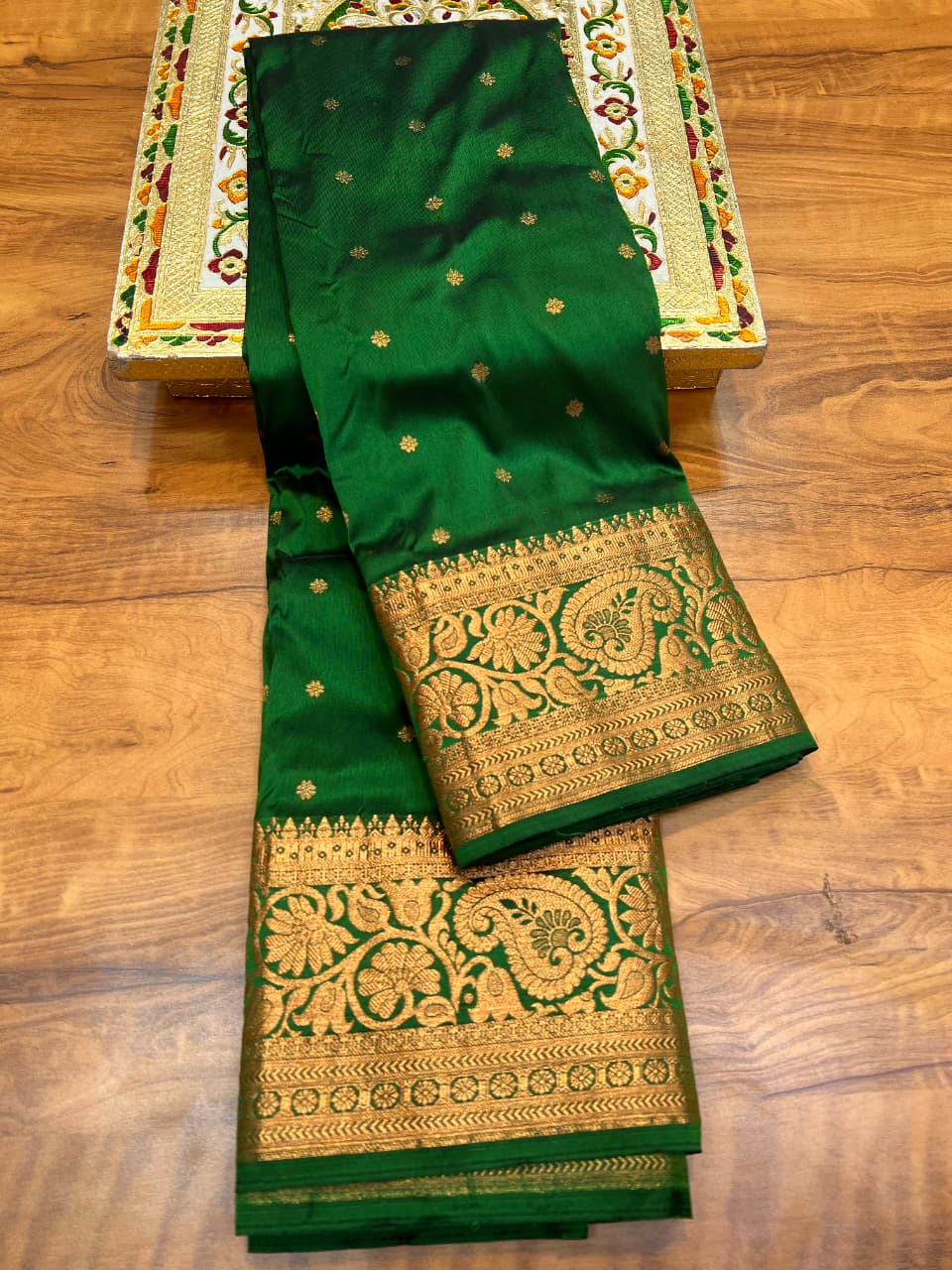 A symbol of heritage and artistry from Maharashtra, India, this saree is designed to make you shine on every special occasion.