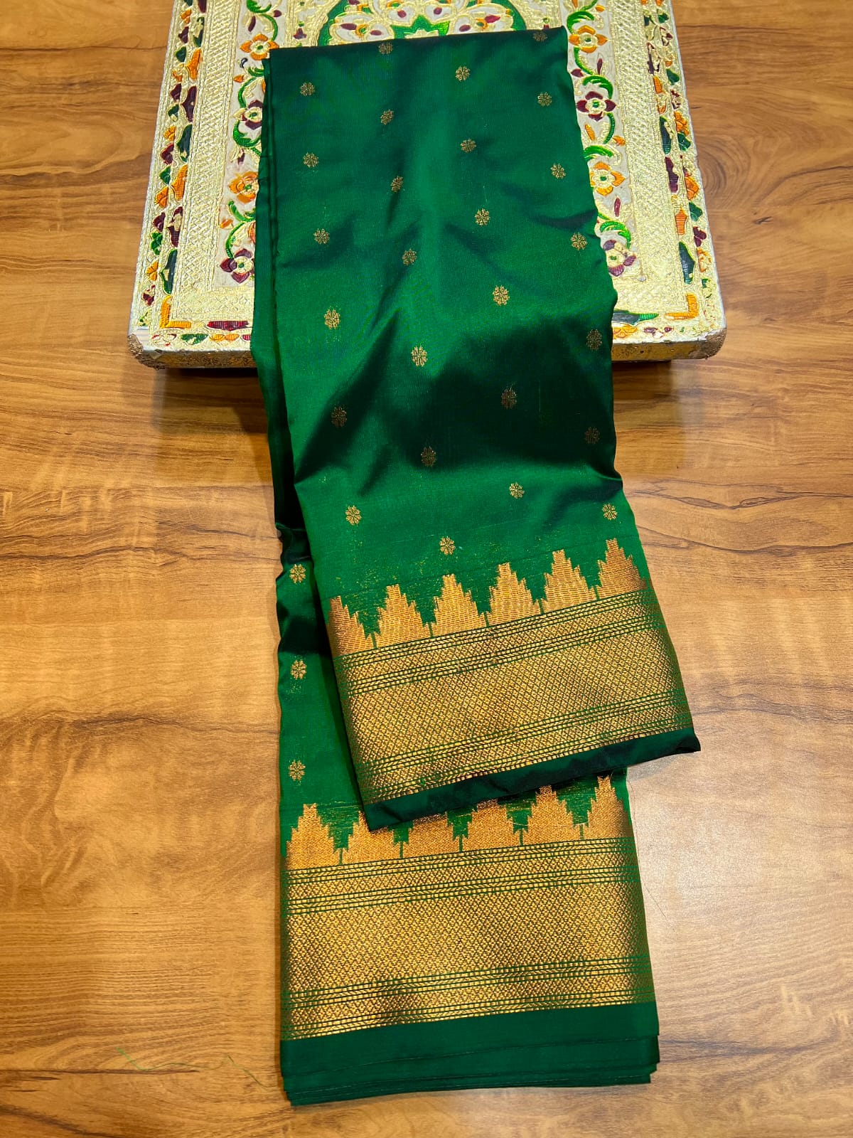  A heritage masterpiece – the Kalanjali Paithani Saree that blends vibrant colors, rich silk, and traditional artistry.
