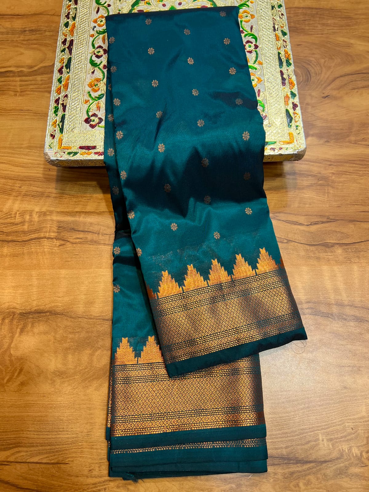  A heritage masterpiece – the Kalanjali Paithani Saree that blends vibrant colors, rich silk, and traditional artistry.