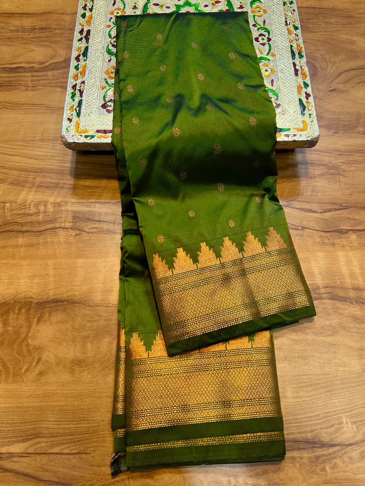  A heritage masterpiece – the Kalanjali Paithani Saree that blends vibrant colors, rich silk, and traditional artistry.