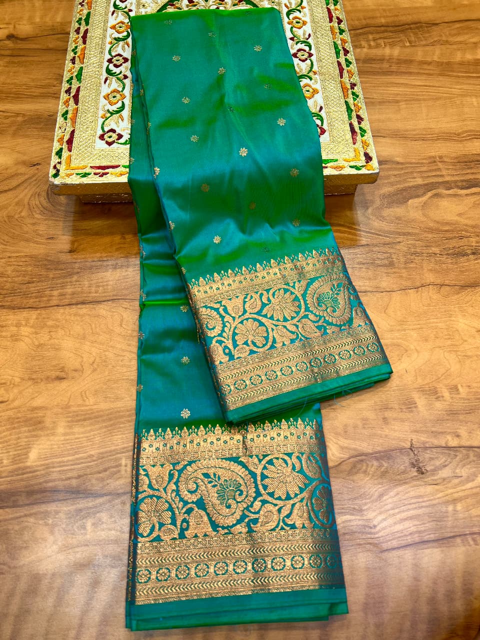 A symbol of heritage and artistry from Maharashtra, India, this saree is designed to make you shine on every special occasion.