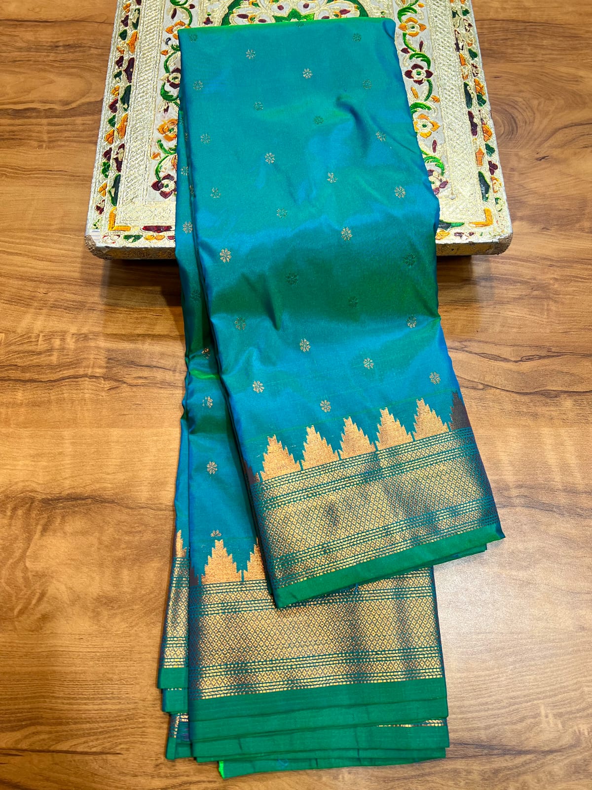  A heritage masterpiece – the Kalanjali Paithani Saree that blends vibrant colors, rich silk, and traditional artistry.