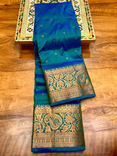 Load image into Gallery viewer, Kanjivaram Premier Tana Soft Silk Piathani Zari Butti with running Blouse.

Saree: Kanjivaram Paithani
Colors: Maroon, Blue, Navy Blue, Dark Green, Green, Red, Turqoise

Butti: All over Zari Butti

Pallu: Rich Pallu

Blouse: Running Blouse Piece

Fabrics: Premium Tana Soft Silk


This gorgeous Kanjivaram silk saree blends traditional design with modern elegance. Made from the finest Tana soft silk, it features intricate Piathani zari butti work and comes with a running blouse piece. With a luxurious feel an