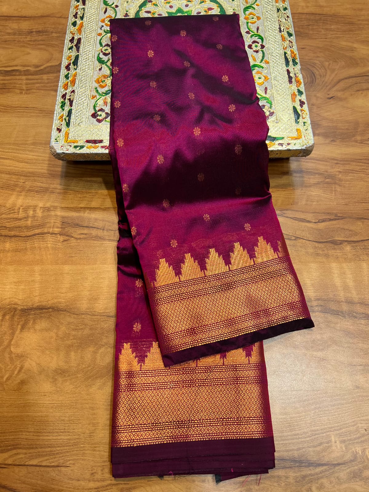  A heritage masterpiece – the Kalanjali Paithani Saree that blends vibrant colors, rich silk, and traditional artistry.