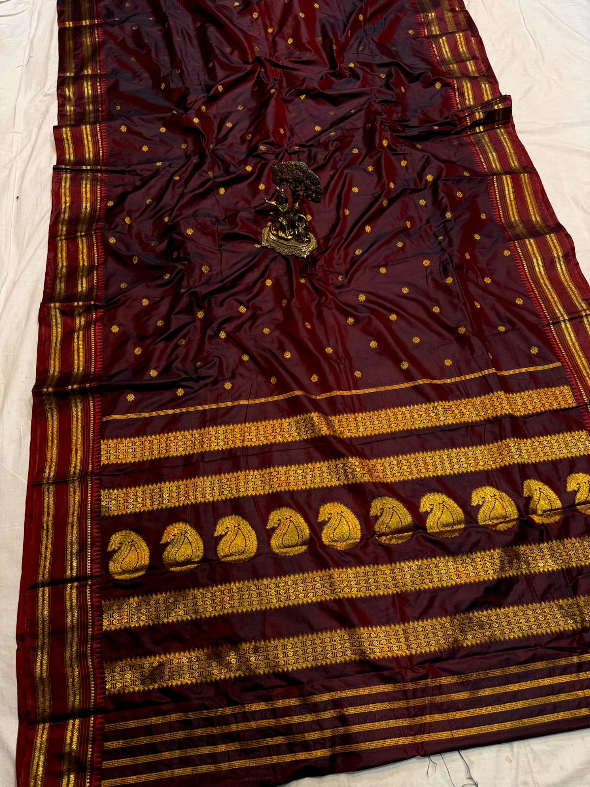 A perfect blend of tradition, comfort, and rich craftsmanship—ideal for women who love authentic handloom beauty.