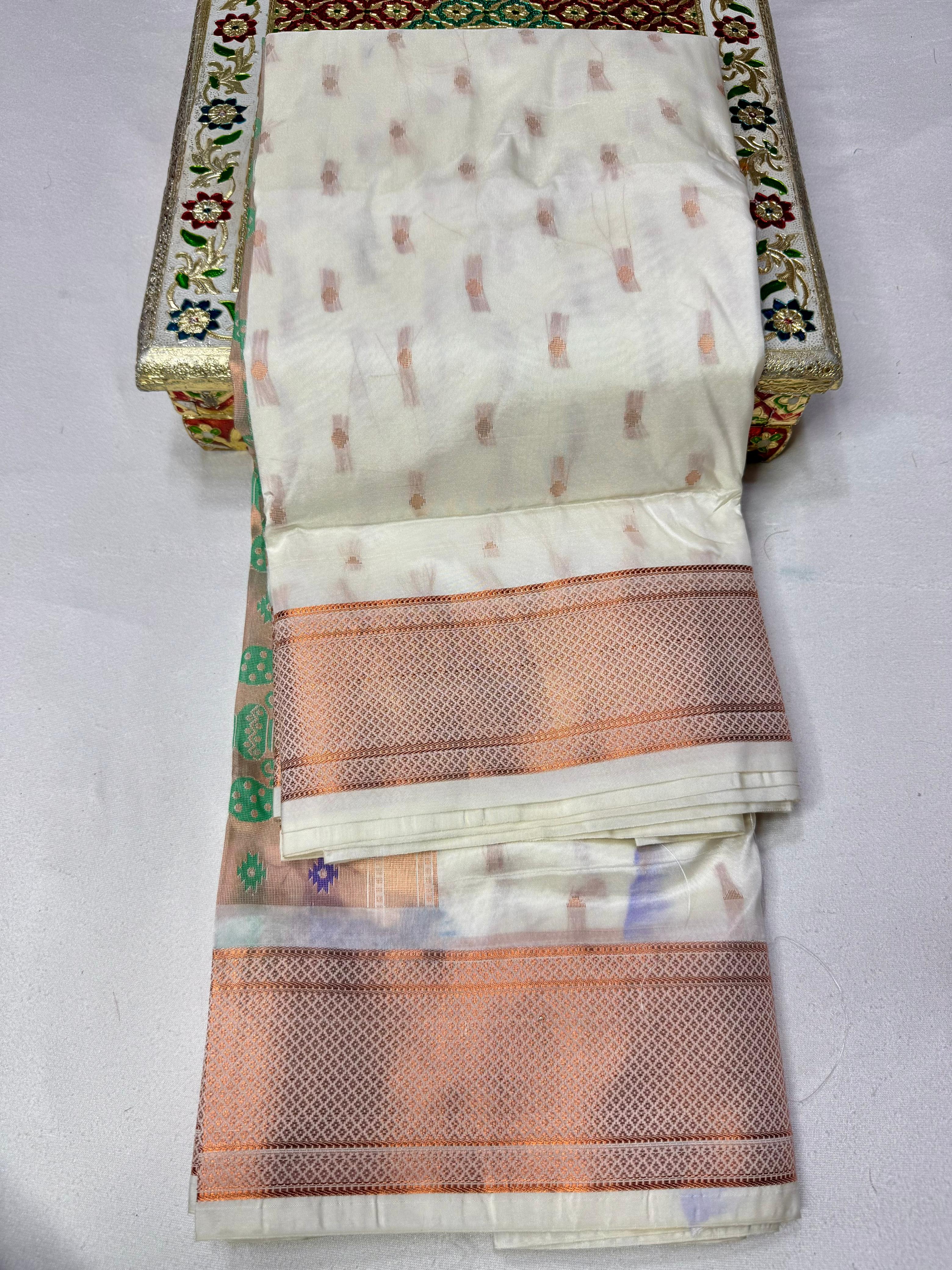 Traditional Tana Silk Kalanjali Paithani with rich Maharani pallu, crafted in premium pure soft silk. Featuring all-over Karnfuli butti, classic traditional border, and running blouse piece. A viral trending Paithani saree perfect for weddings, festivals, and special occasions.
