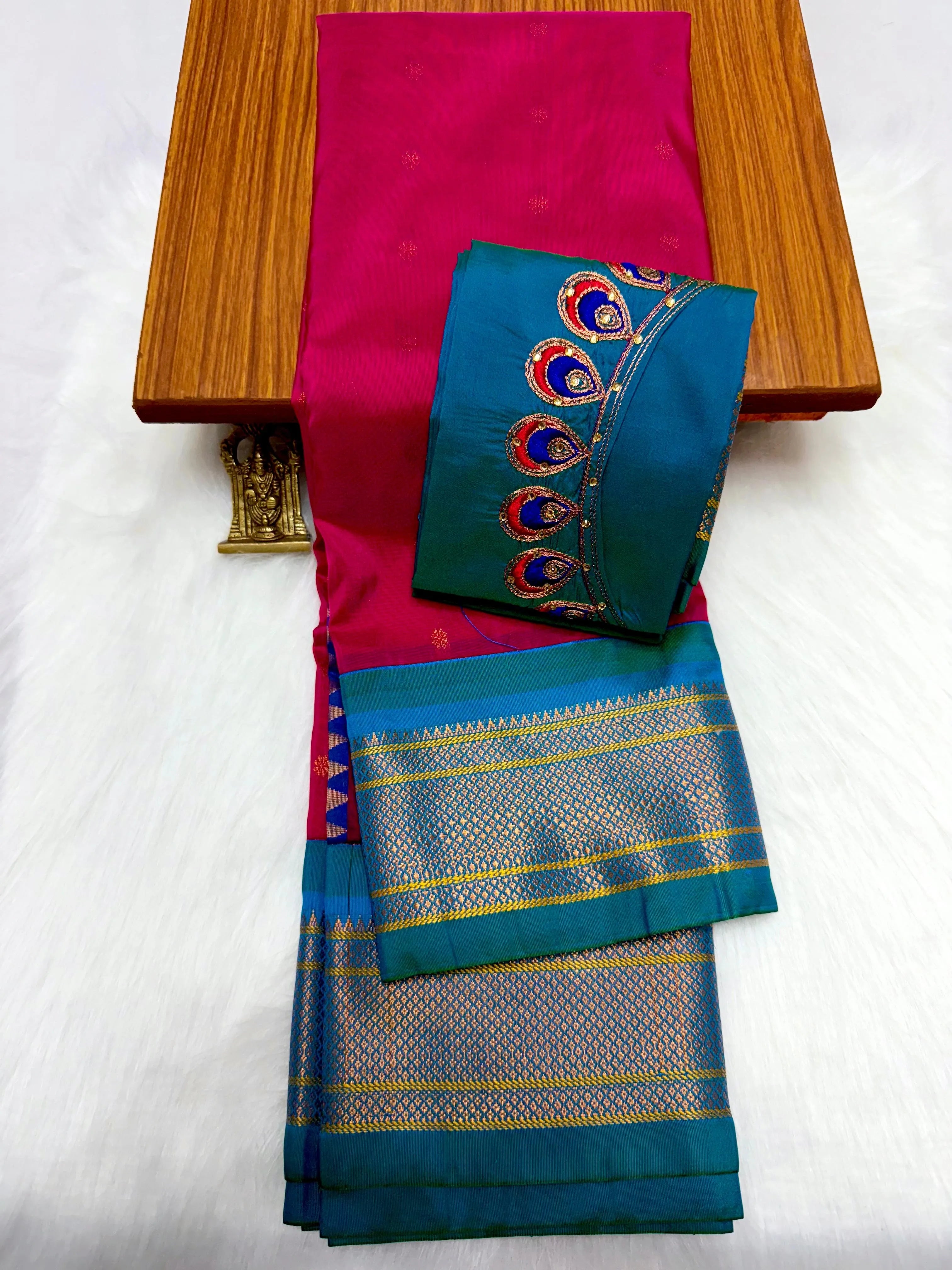 Discover elegance with the latest Sonalee Kadiyal Paithani Saree crafted in premium pure tana soft silk with rich all-over buttis, luxurious 4x4 pallu, and a beautifully handmade Aariwork blouse piece. Limited New Launch Collection – Premium Quality Saree for Elegant Traditional Look.