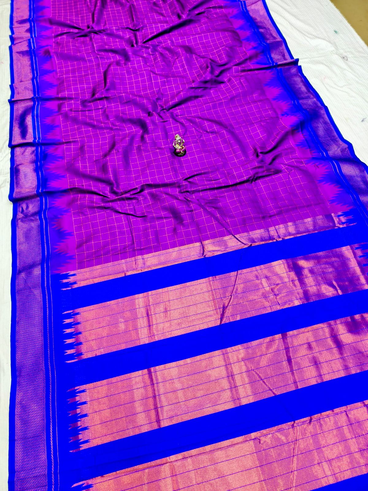 New Design Launching Shop the elegant Neha Checks Irkal Paithani Saree, crafted from premium Katan silk that feels like pure silk. Designed with all-over classic checks and paired with an exclusive contrast blouse, this saree is perfect for festive wear, weddings, and special occasions. Experience tradition with a modern touch.