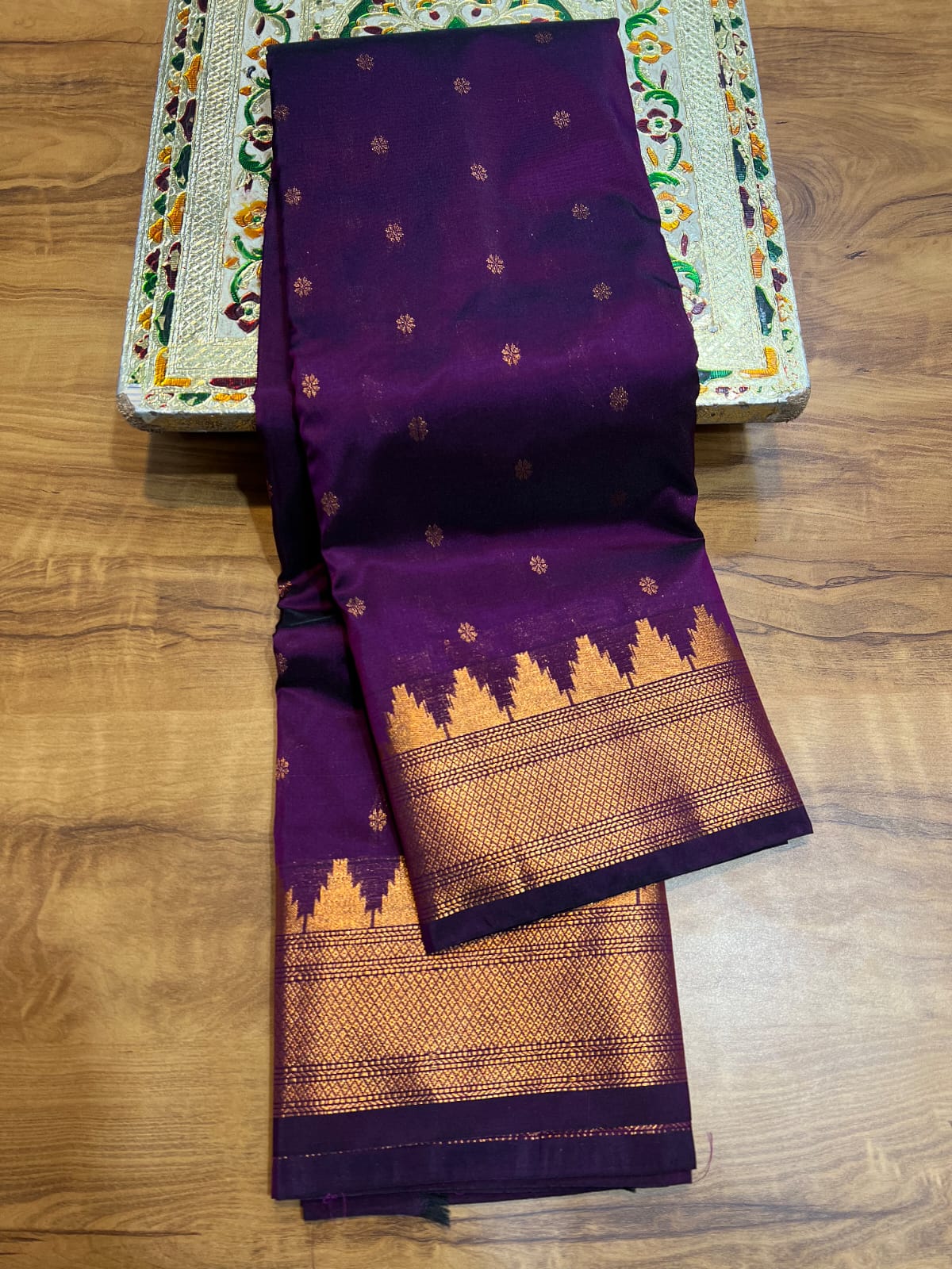  A heritage masterpiece – the Kalanjali Paithani Saree that blends vibrant colors, rich silk, and traditional artistry.