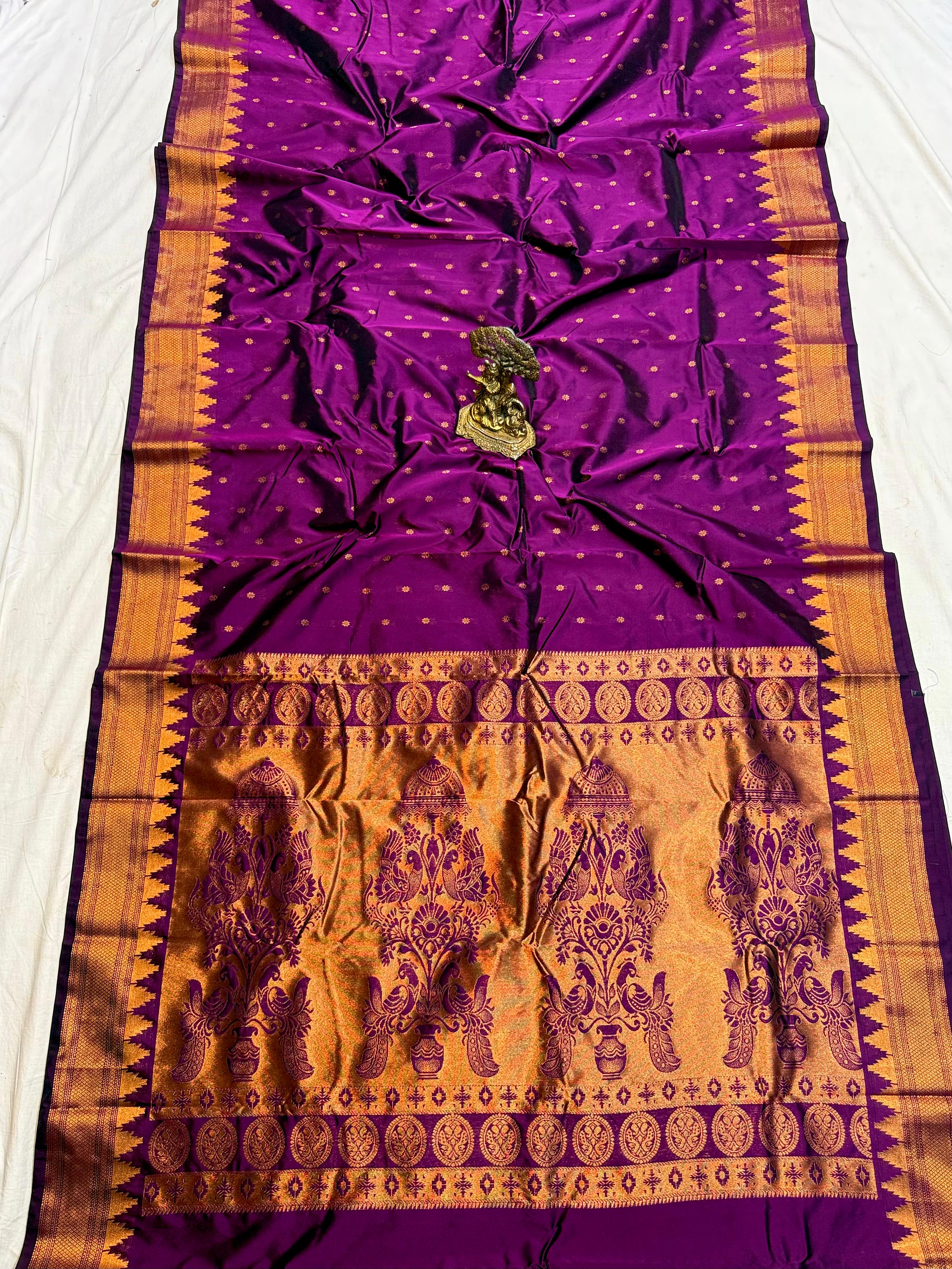  A heritage masterpiece – the Kalanjali Paithani Saree that blends vibrant colors, rich silk, and traditional artistry.