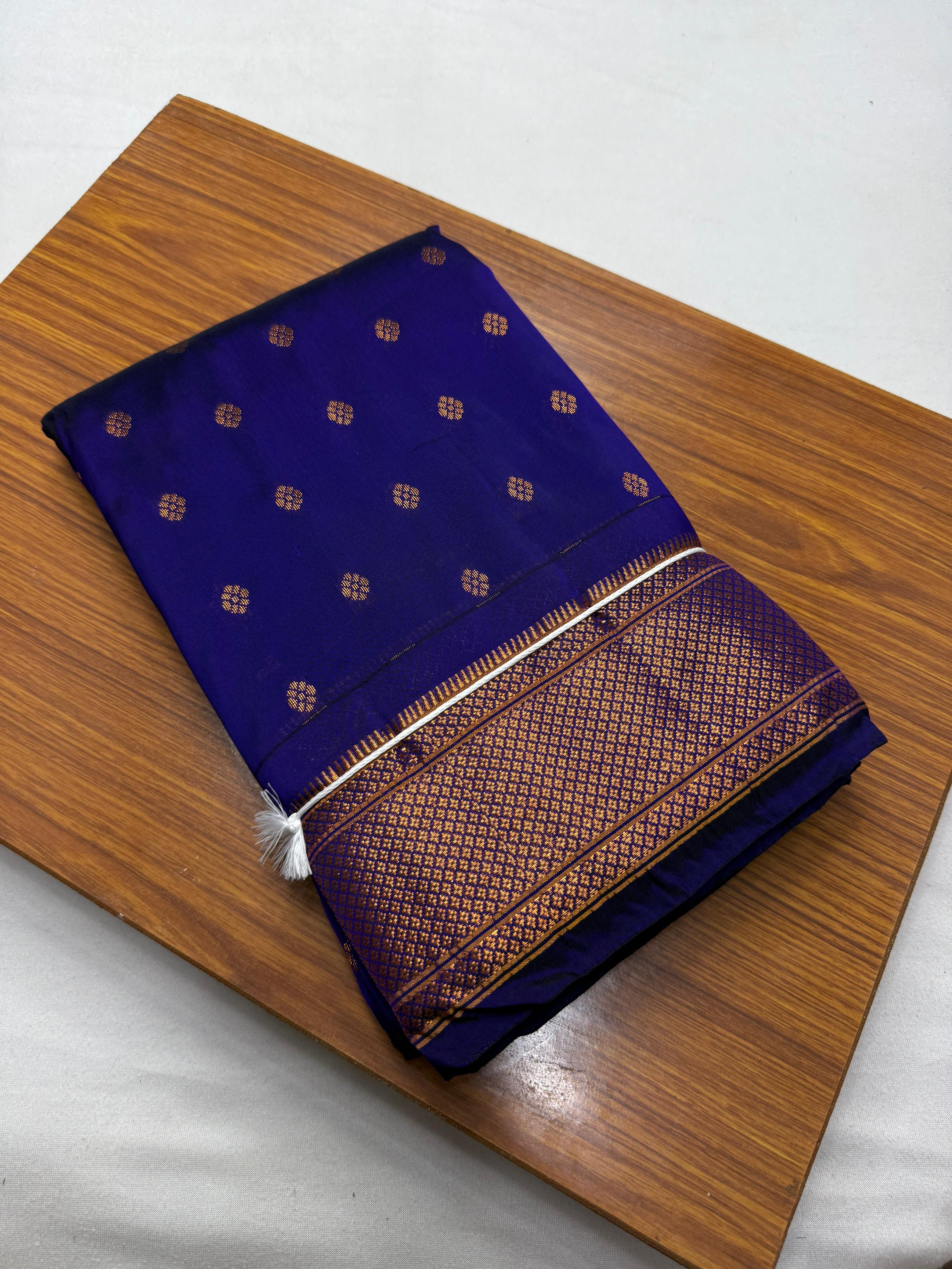 Beautifully crafted Paithani saree with traditional Kalanjali design and fine detailing
Origin: Handmade in Maharashtra, India