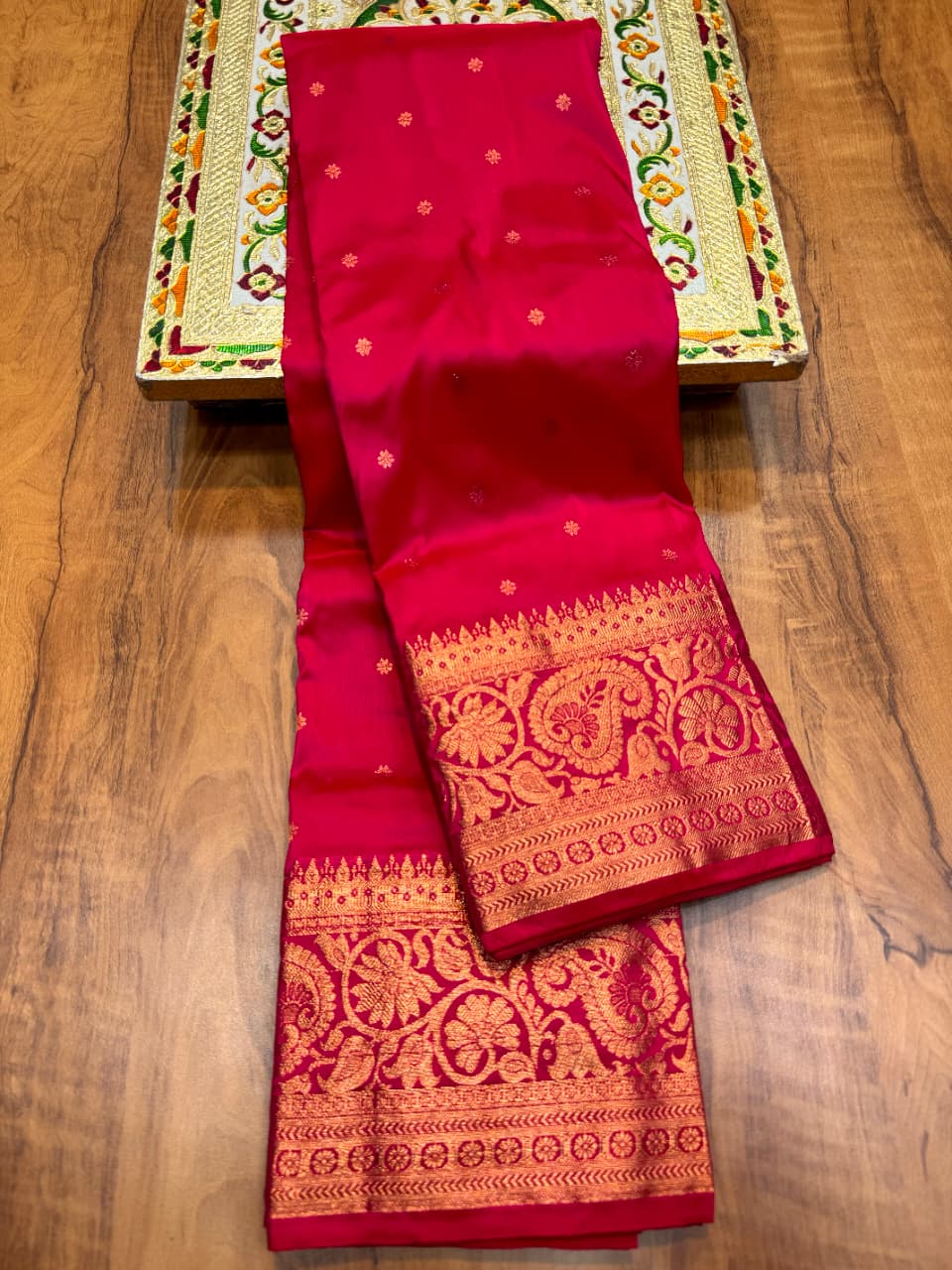 A symbol of heritage and artistry from Maharashtra, India, this saree is designed to make you shine on every special occasion.