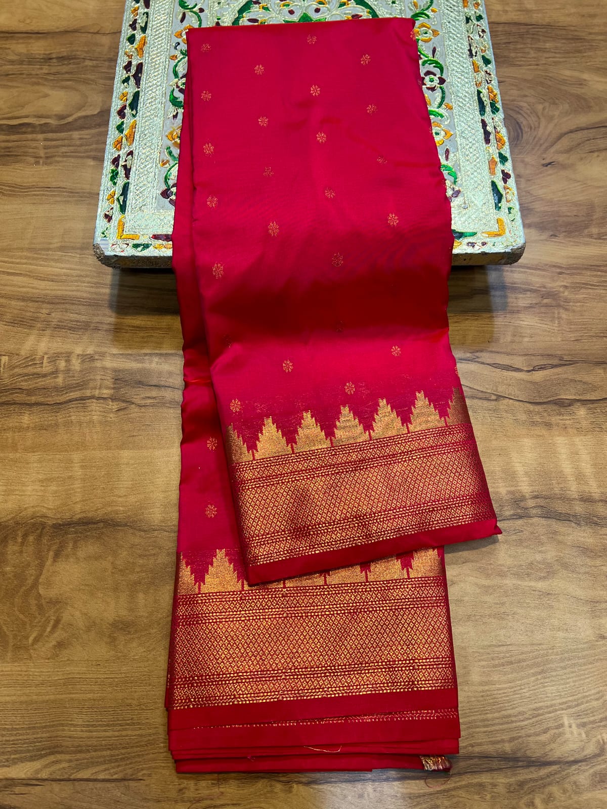 A heritage masterpiece – the Kalanjali Paithani Saree that blends vibrant colors, rich silk, and traditional artistry.