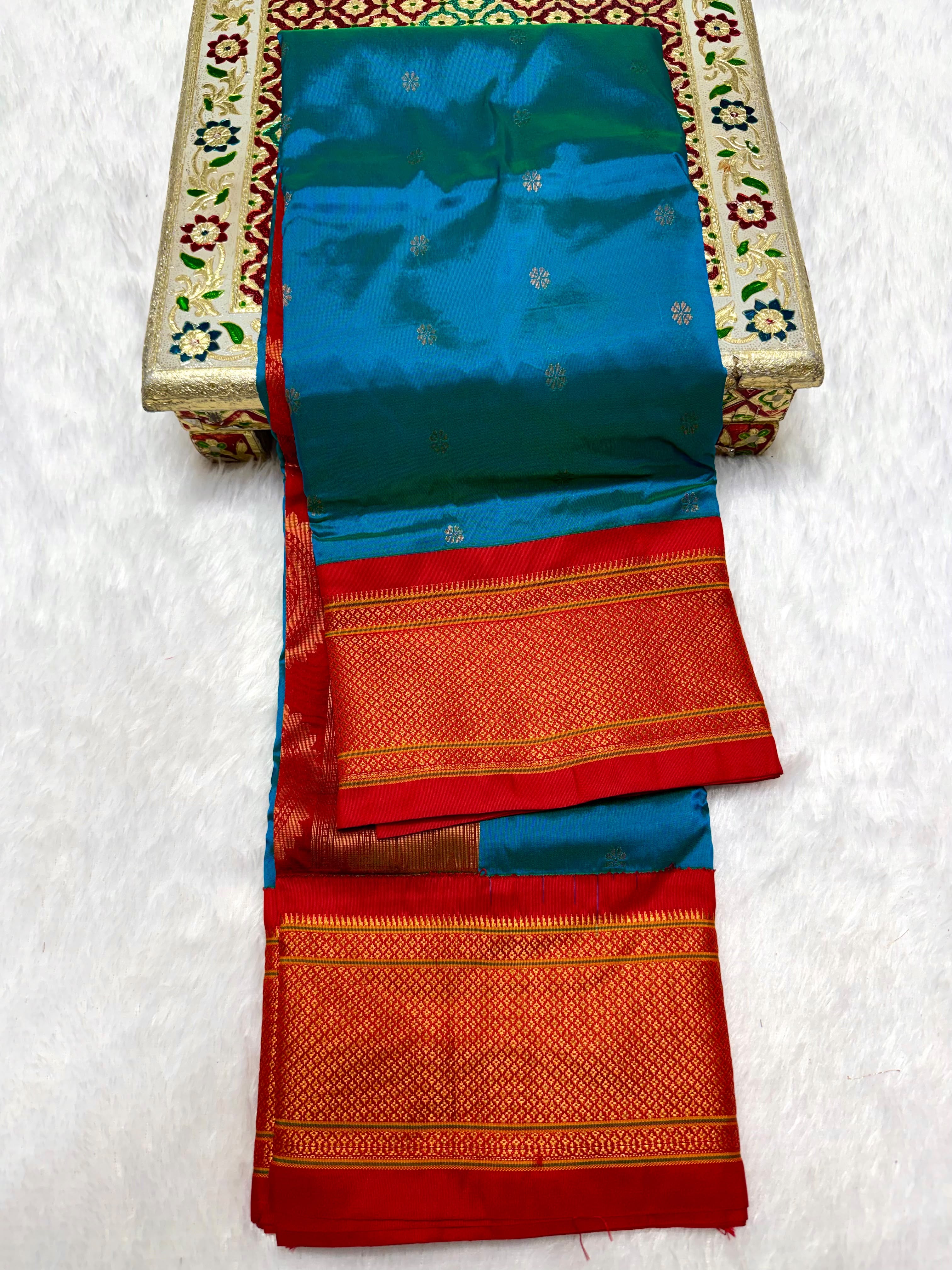 Shop&nbsp;New Gauri Kadiyal Paithani Saree in premium Tana soft silk with shoulder butti, rich 4×1 pallu and contrast blouse piece. Perfect for festivals and weddings.