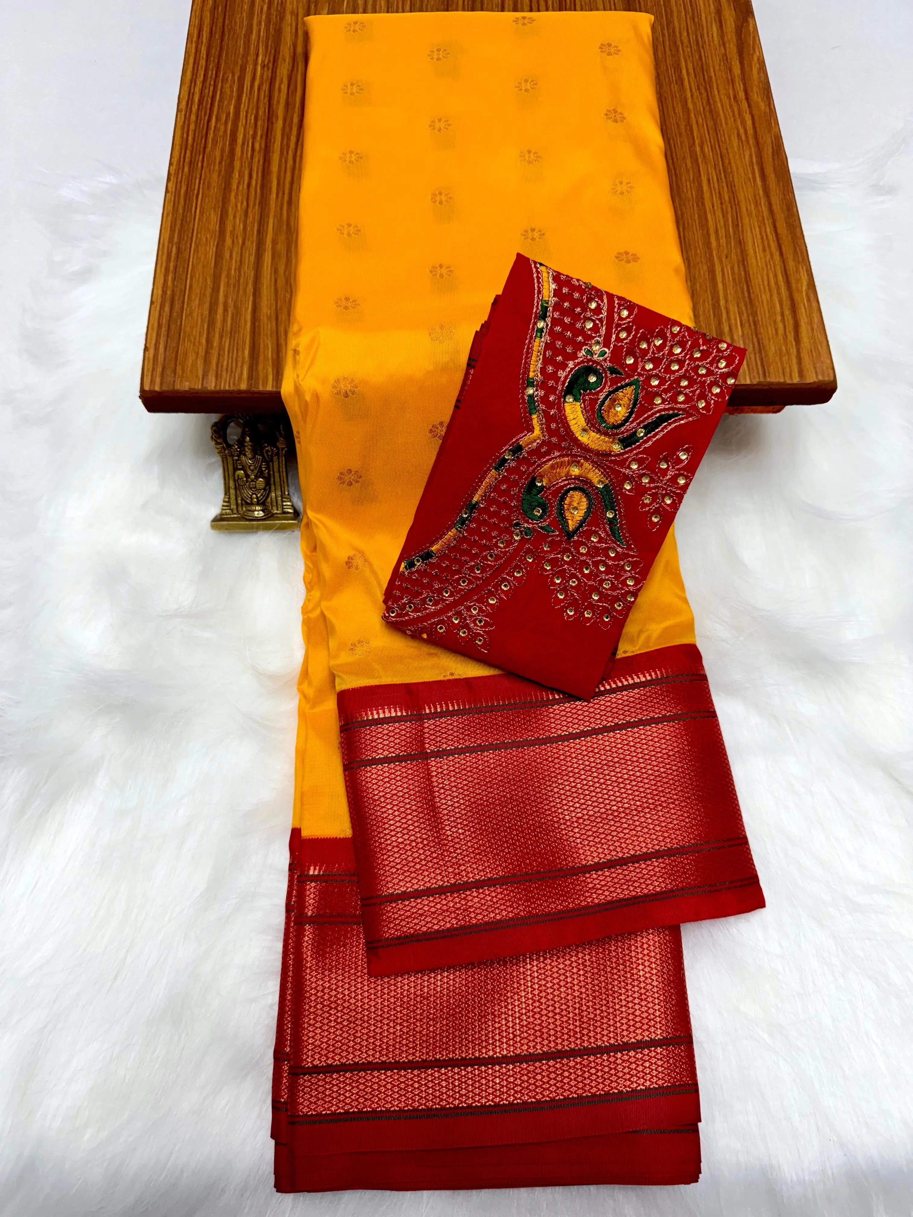 Discover elegance with the latest Sonalee Kadiyal Paithani Saree crafted in premium pure tana soft silk with rich all-over buttis, luxurious 4x4 pallu, and a beautifully handmade Aariwork blouse piece. Limited New Launch Collection – Premium Quality Saree for Elegant Traditional Look.