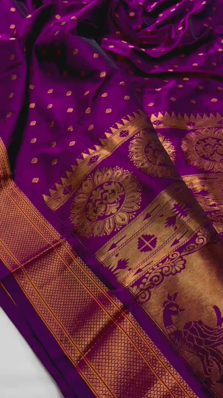 Beautifully crafted Paithani saree with traditional Kalanjali design and fine detailing
Origin: Handmade in Maharashtra, India