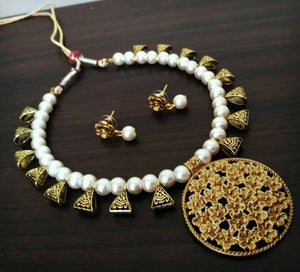 flower necklace white