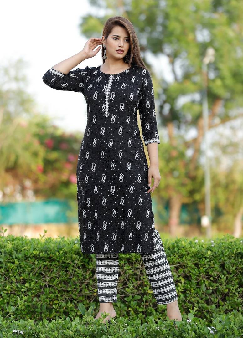 Stylish Rayon Black Round Neck 3/4 Sleeves Printed Kurta With Pant Set For Women